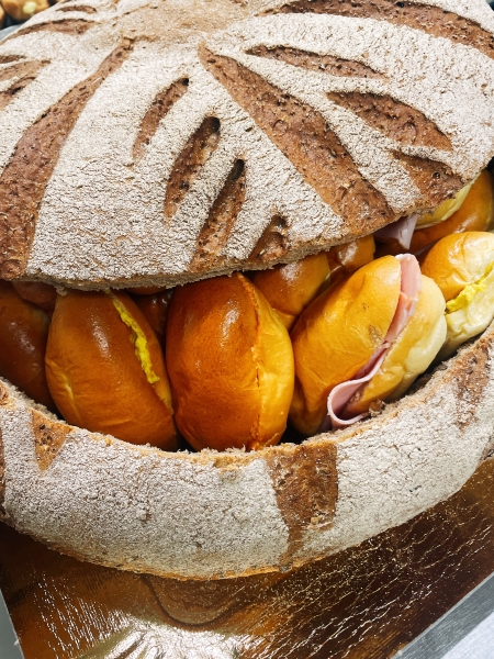 VERRASSINGSBROOD + 30 belegde mini SANDWICHES